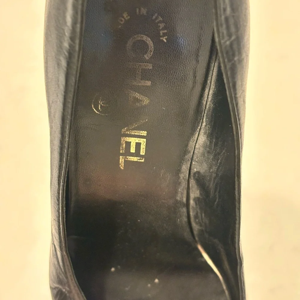 CHANEL G25723 Black Leather Peep-Toe Pumps - Interlocking CC Logo - Size 39